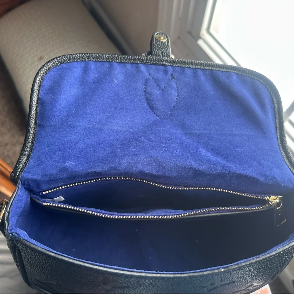 Elegant Black Embossed Crossbody Bag - Picture 2 of 5